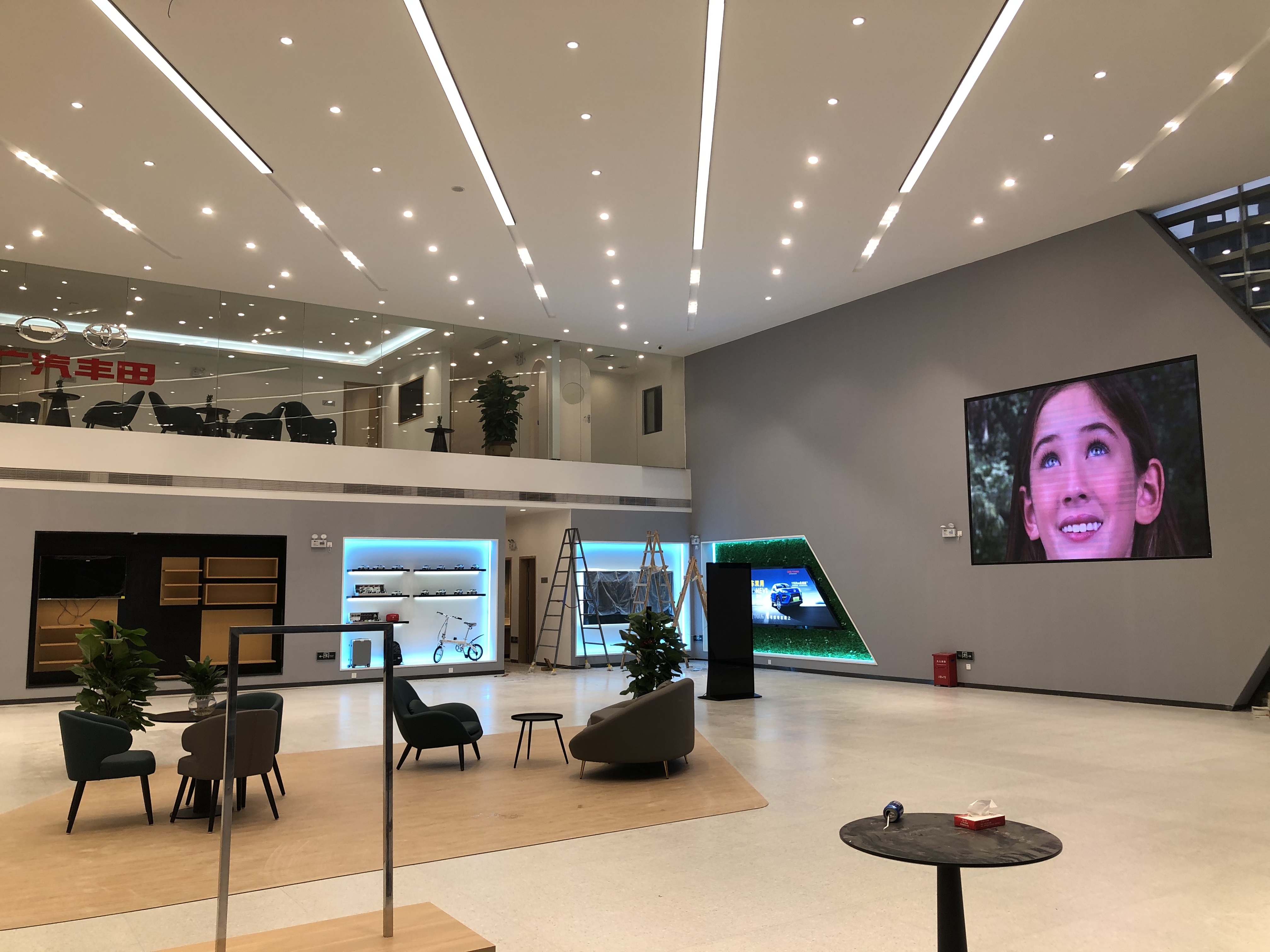 店員瘋狂發傳單，顧客卻頭也不抬？LED廣告機‘強制吸睛’的5個心機設計”