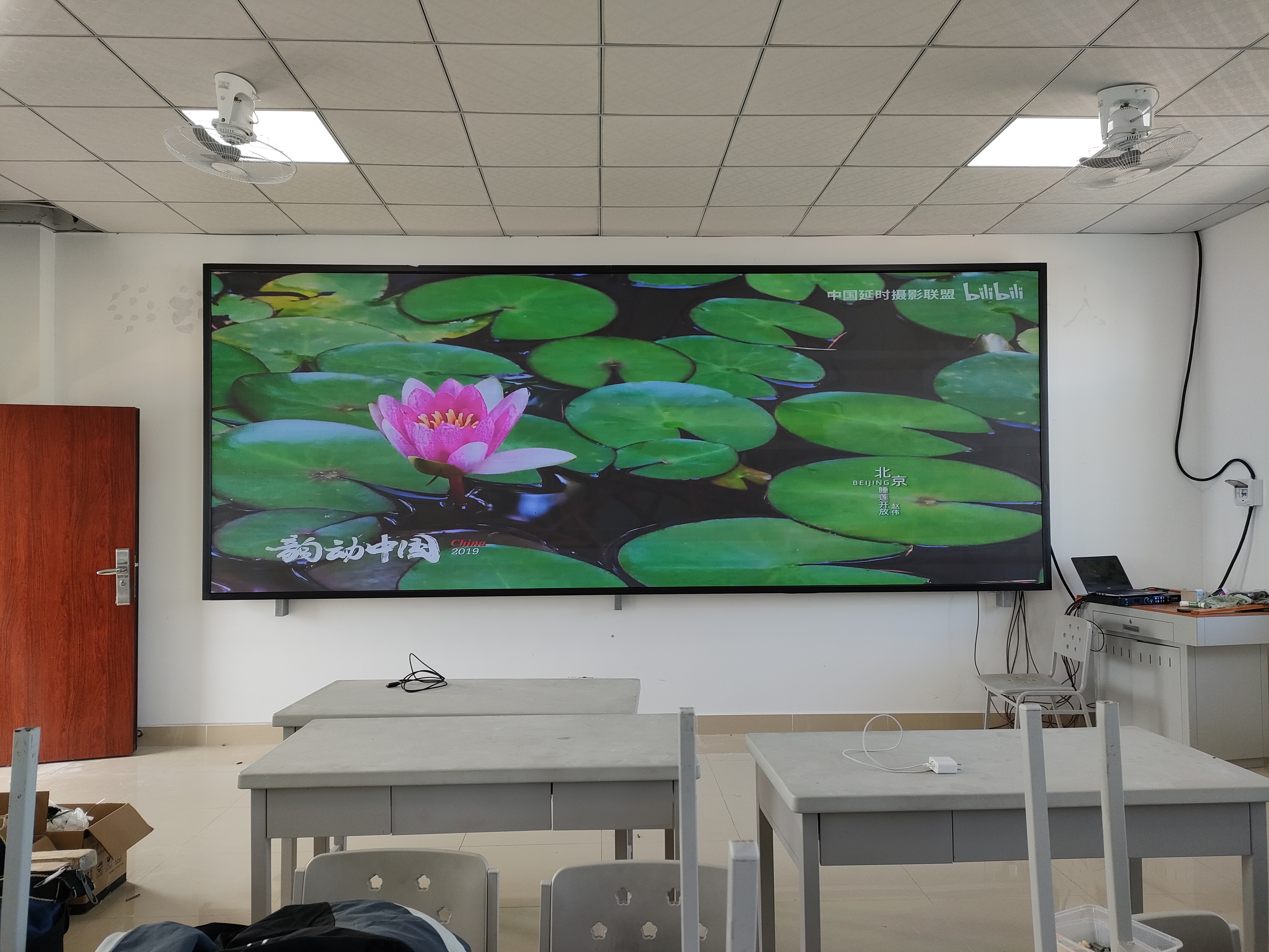 戶外屏長期暴露在陽光下，怎樣防止外殼老化和屏幕褪色？